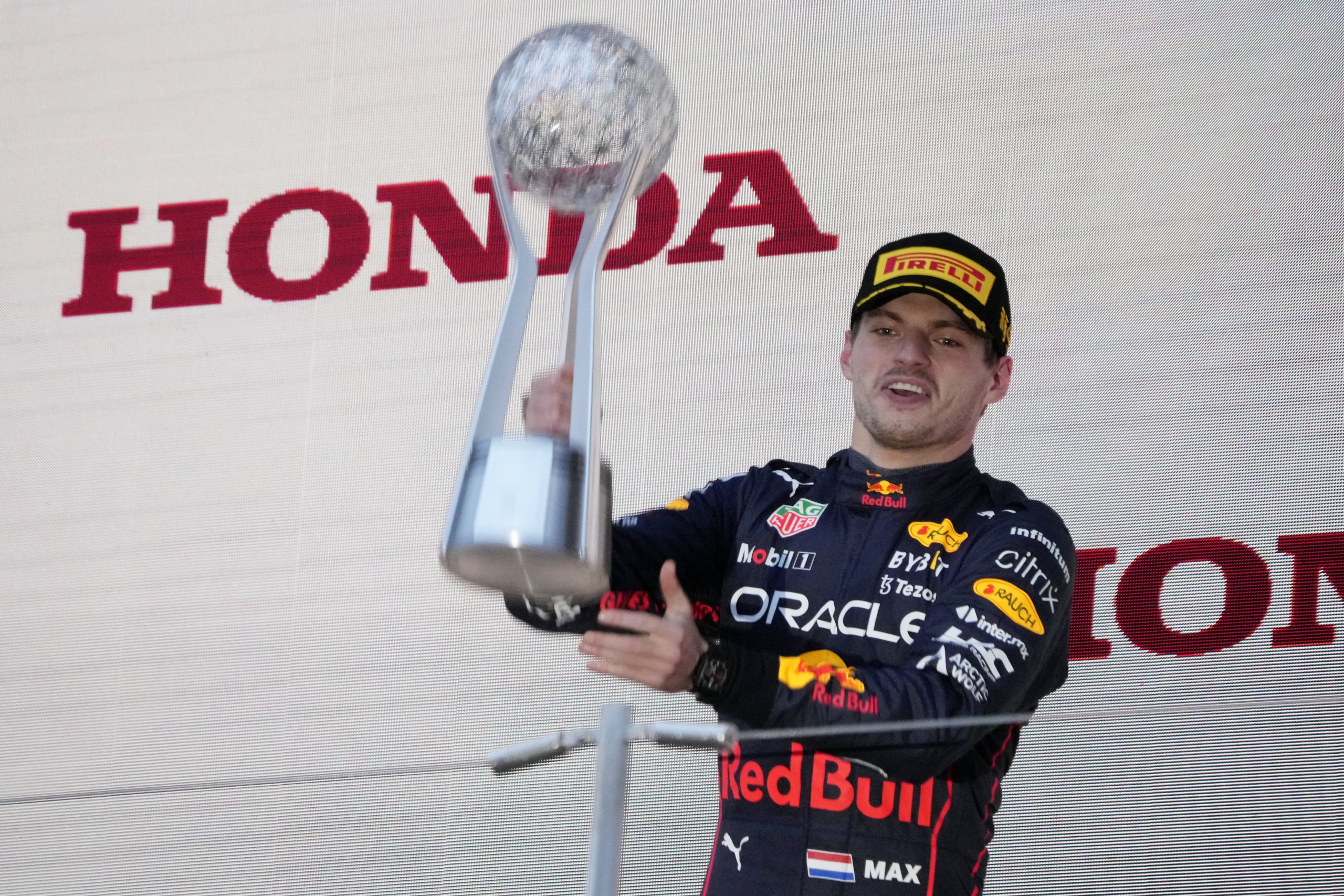 日本站F1|雨战中一路领先夺冠 维斯塔潘提前卫冕世冠