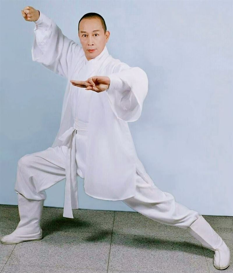 明星风采不减粉丝慕名而来 70岁关聪街头摆摊卖自制XO酱