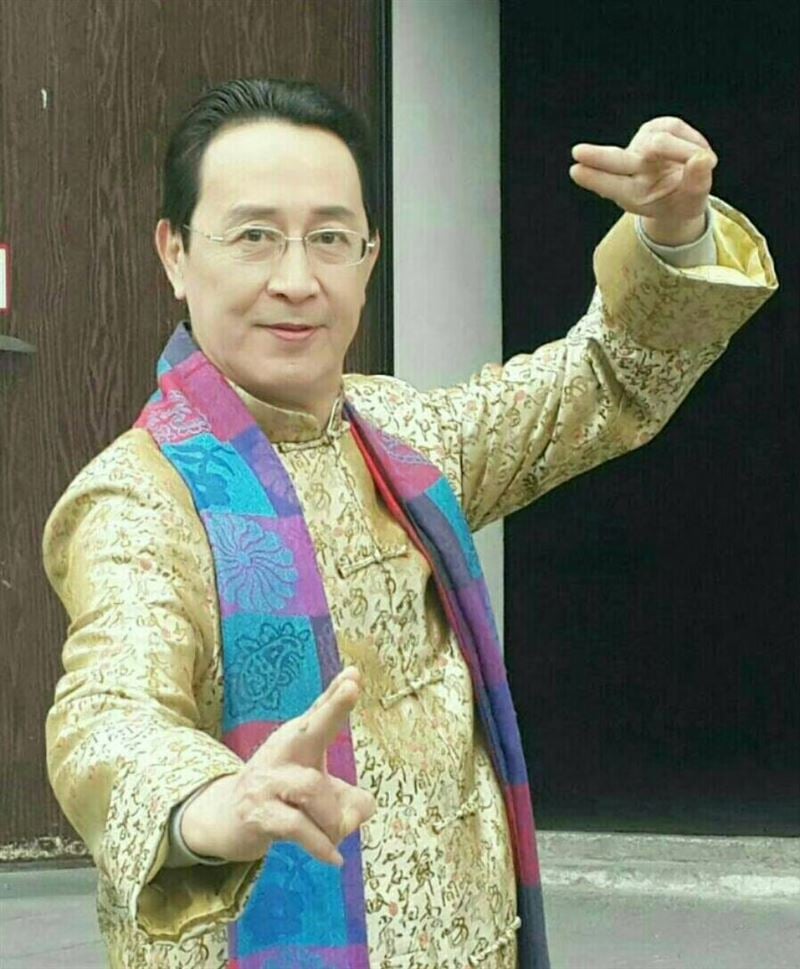 明星风采不减粉丝慕名而来 70岁关聪街头摆摊卖自制XO酱