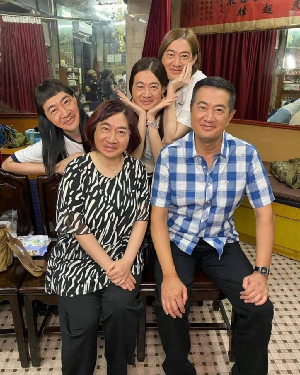 显赫家世吓坏网 邓梓峰“全家福”遭恶搞