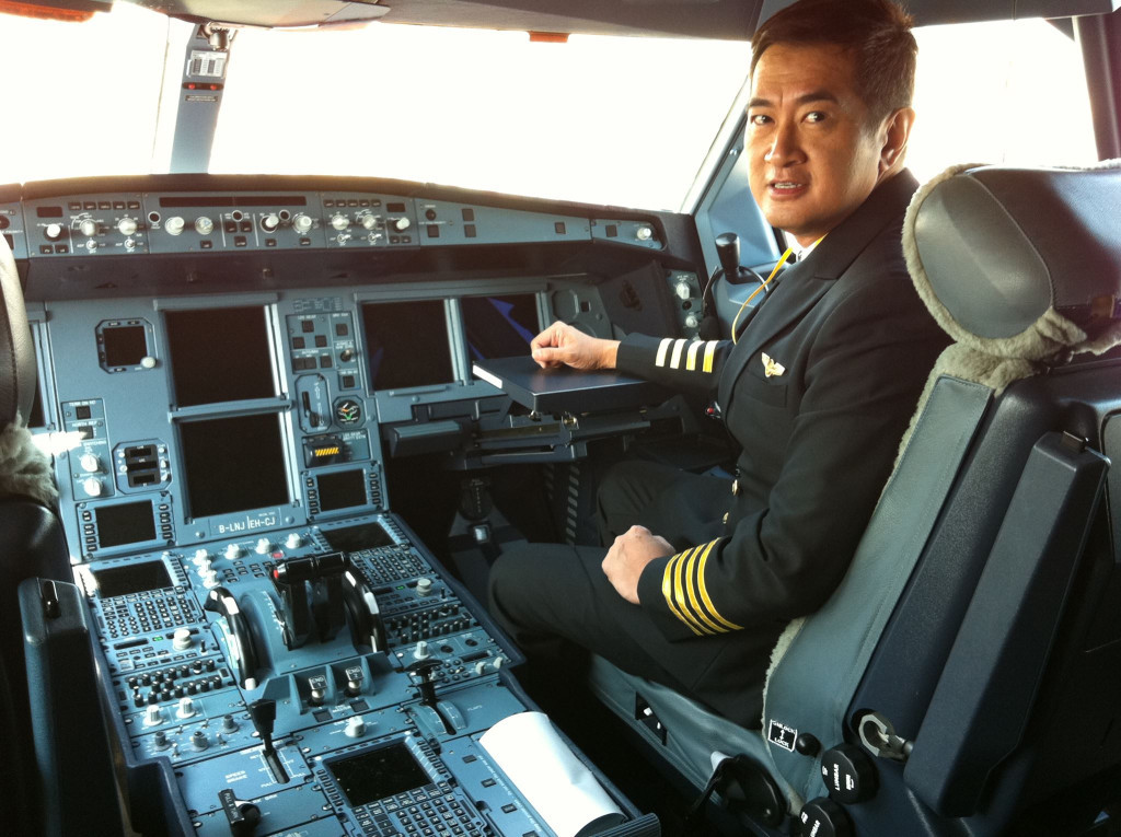 显赫家世吓坏网 邓梓峰“全家福”遭恶搞