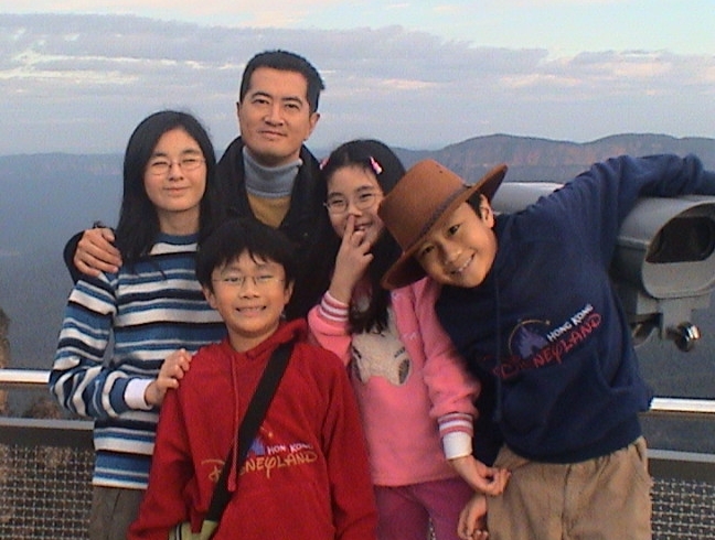 显赫家世吓坏网 邓梓峰“全家福”遭恶搞