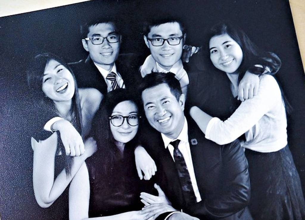 显赫家世吓坏网 邓梓峰“全家福”遭恶搞