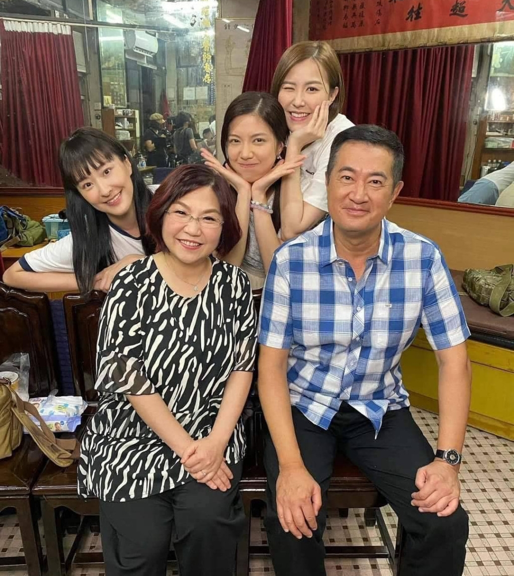 显赫家世吓坏网 邓梓峰“全家福”遭恶搞