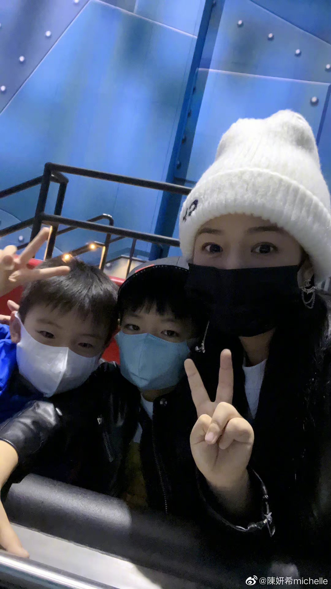 晒合照曝光陈妍希儿子正脸 姜潮惹争议后急删除