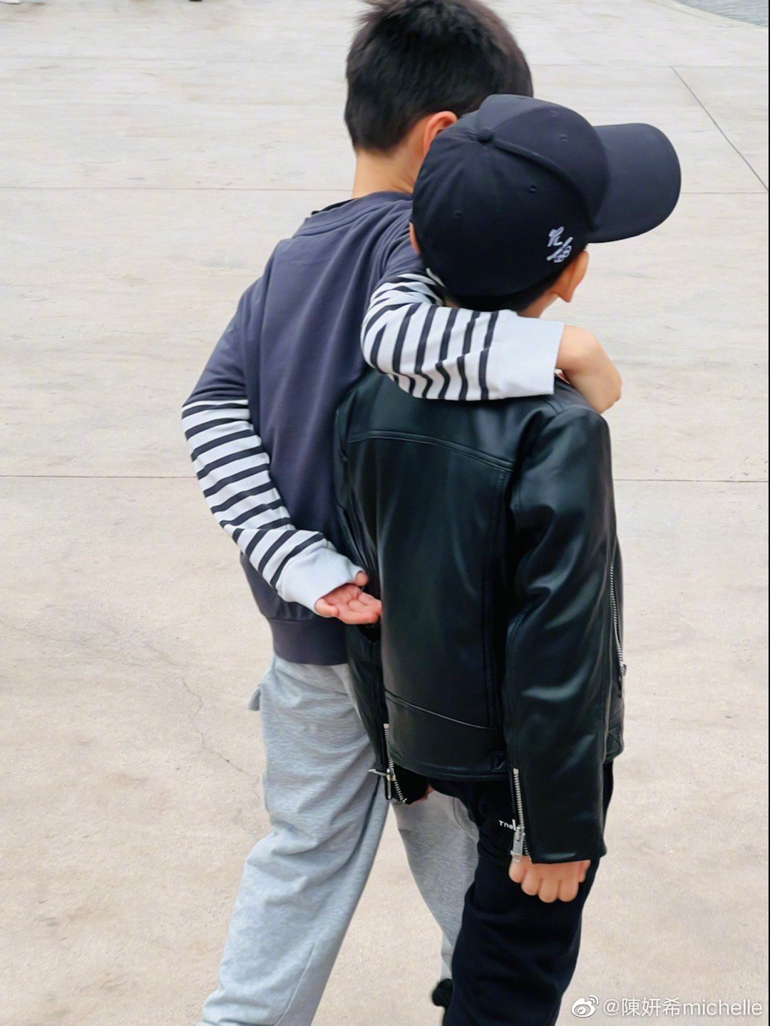 晒合照曝光陈妍希儿子正脸 姜潮惹争议后急删除