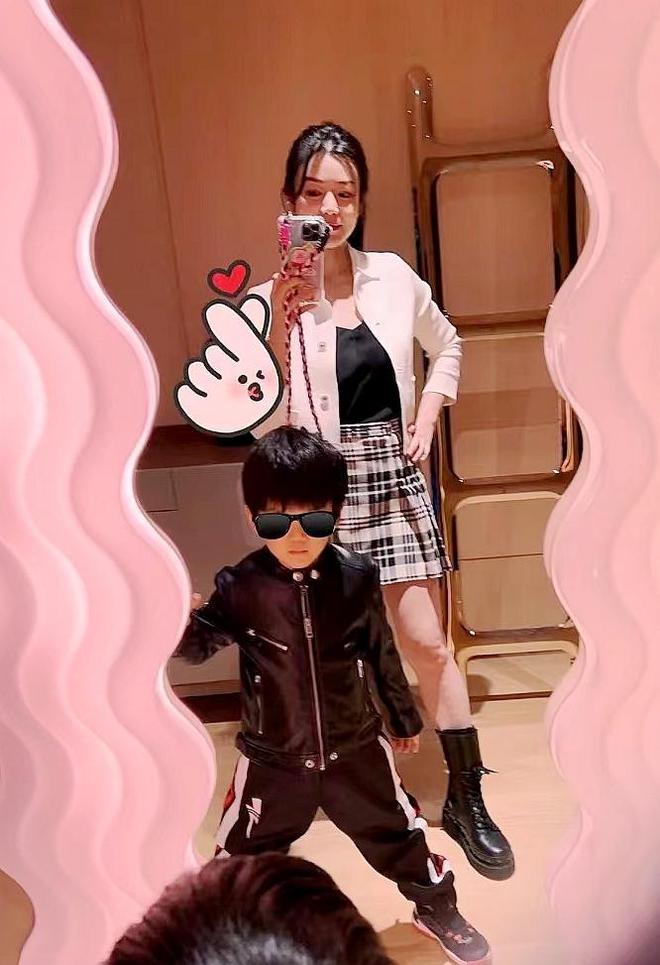 晒合照曝光陈妍希儿子正脸 姜潮惹争议后急删除