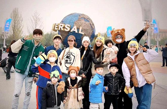 晒合照曝光陈妍希儿子正脸 姜潮惹争议后急删除