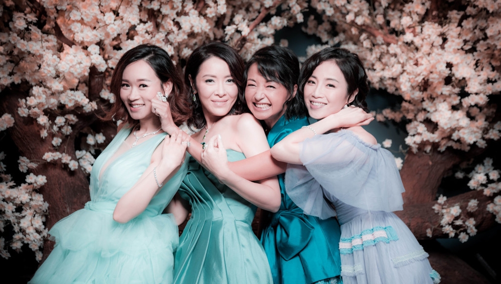 晒素颜照惹热议 李绮虹:我不是太有钱