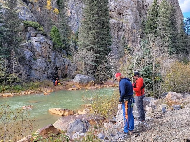 登山者失足河边求救  幸得火车乘客瞥见 
