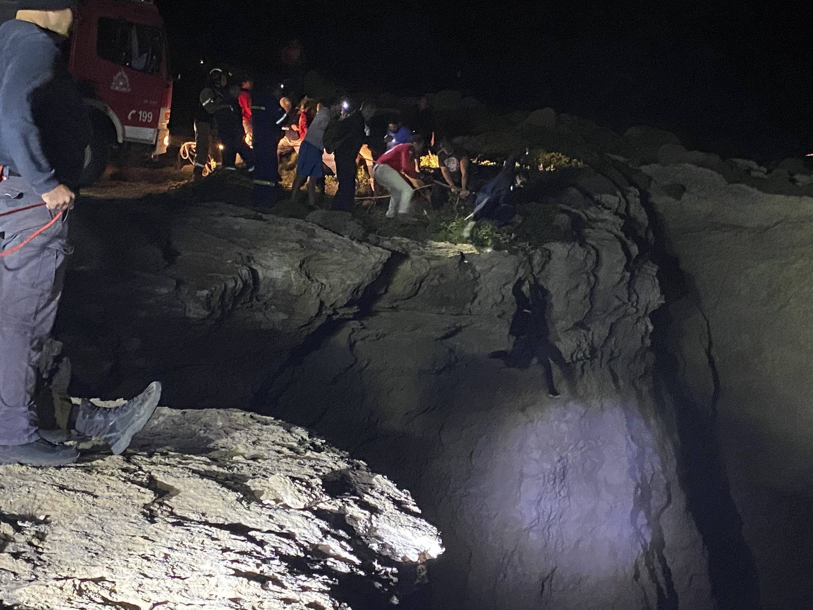 阿富汗移民船倾事故  希腊建筑商使用起重机救出80人