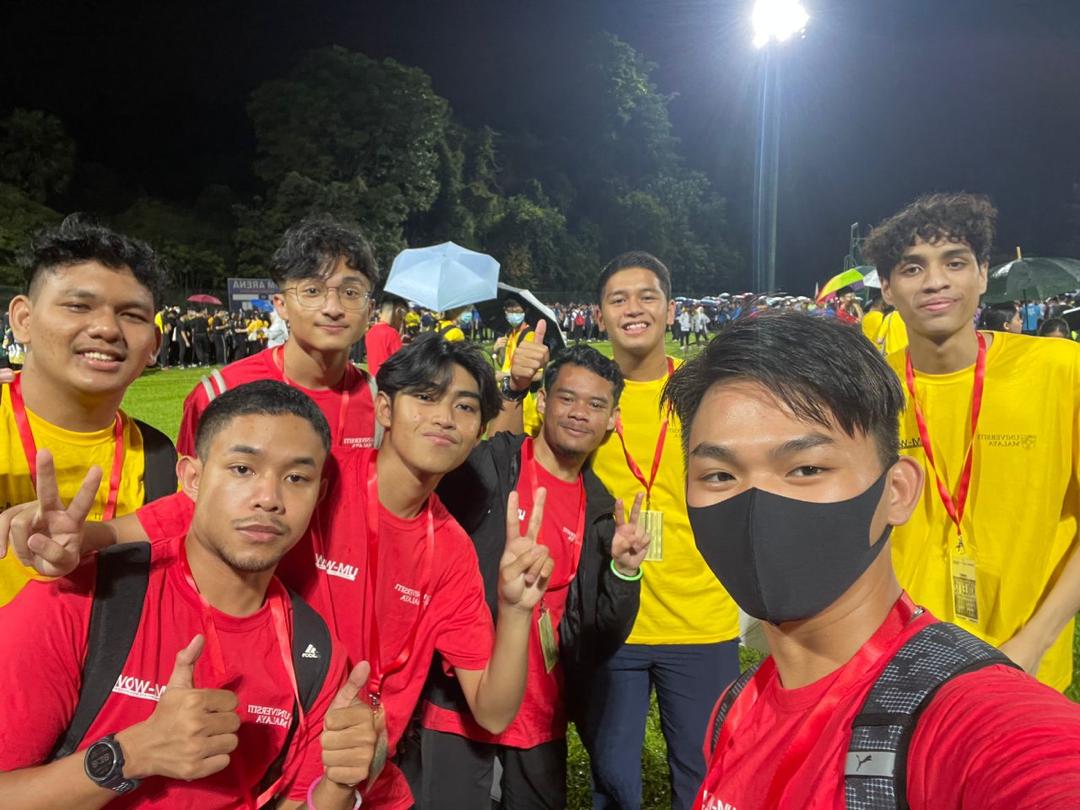 独自骑着摩托车前往马来亚大学报到,故事被上载到校园网站,引起关注