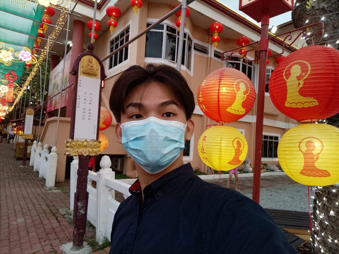 独自骑着摩托车前往马来亚大学报到,故事被上载到校园网站,引起关注