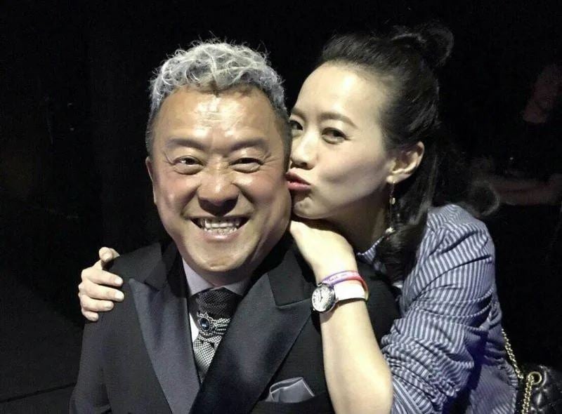 曾志伟贺吻大马辣模挨批 曾宝仪大方夸赞:她很漂亮