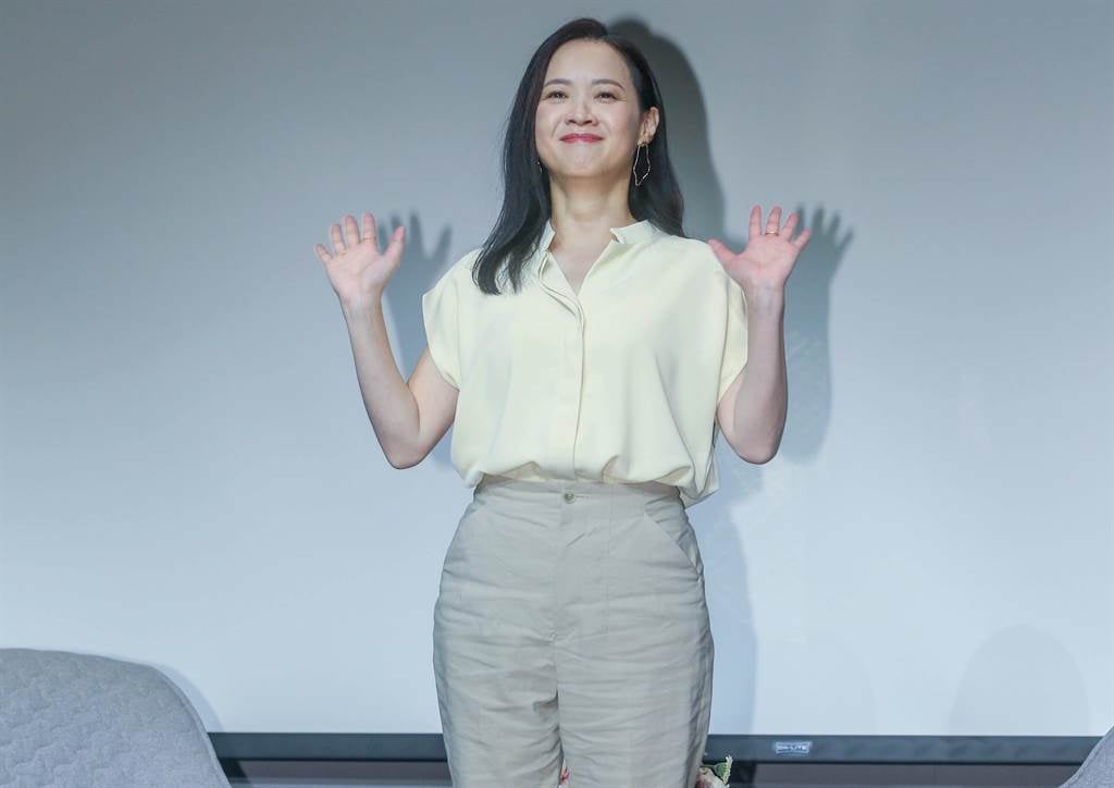 曾志伟贺吻大马辣模挨批 曾宝仪大方夸赞:她很漂亮