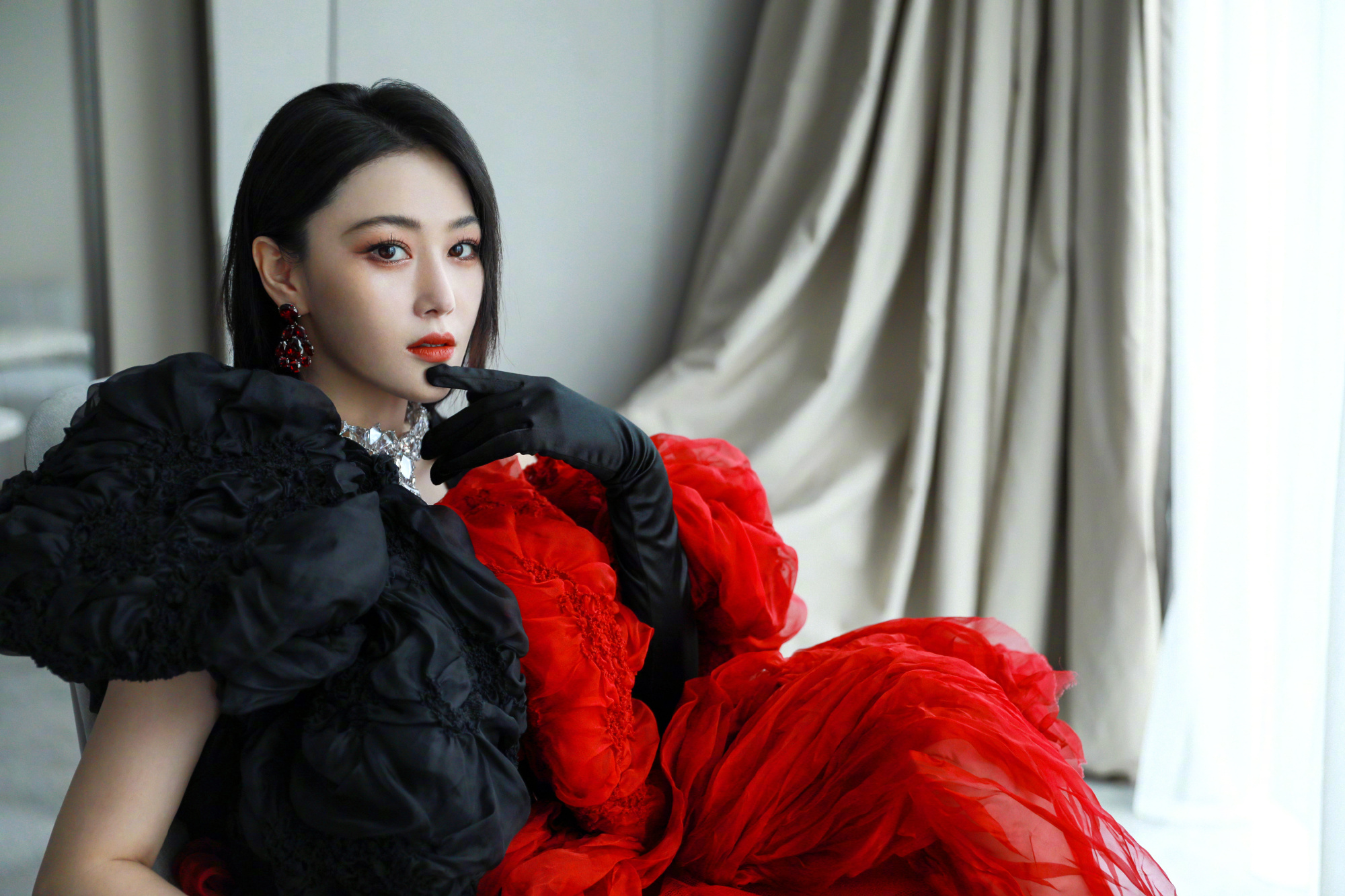 机场搬行李箱砸到脚飙泪 张韾予批路人冷漠被网喷