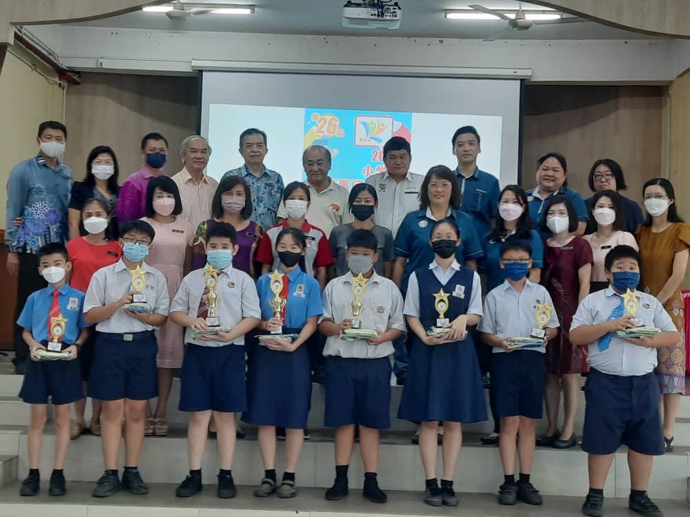 柔:双头之一:本报活动:星洲日报东甲县级时事问答赛,启二颜孜卉夺冠