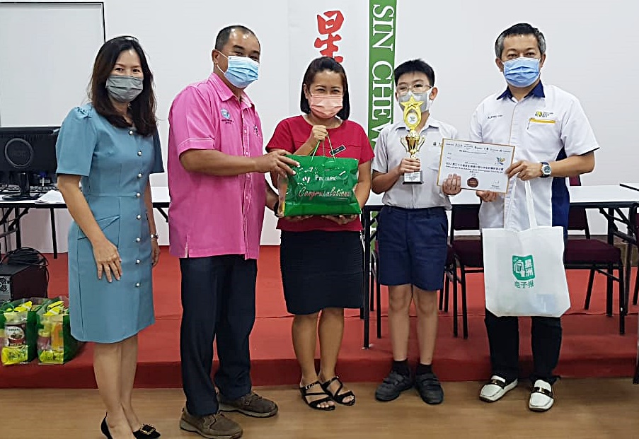 柔:双头之二:本报活动:小学生时事问答赛古来赛李昱鎅获冠军