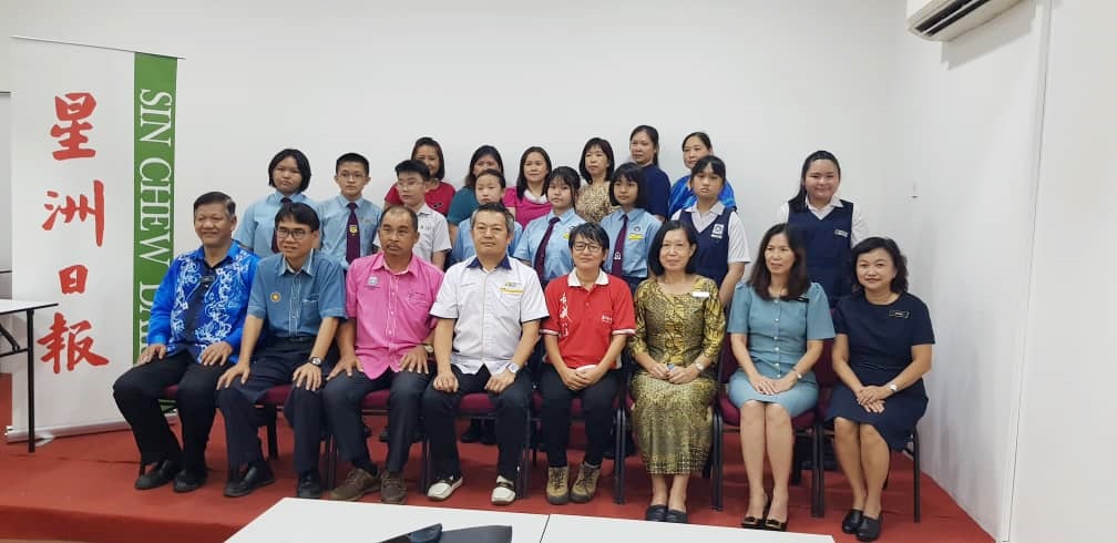 柔:双头之二:本报活动:小学生时事问答赛古来赛李昱鎅获冠军