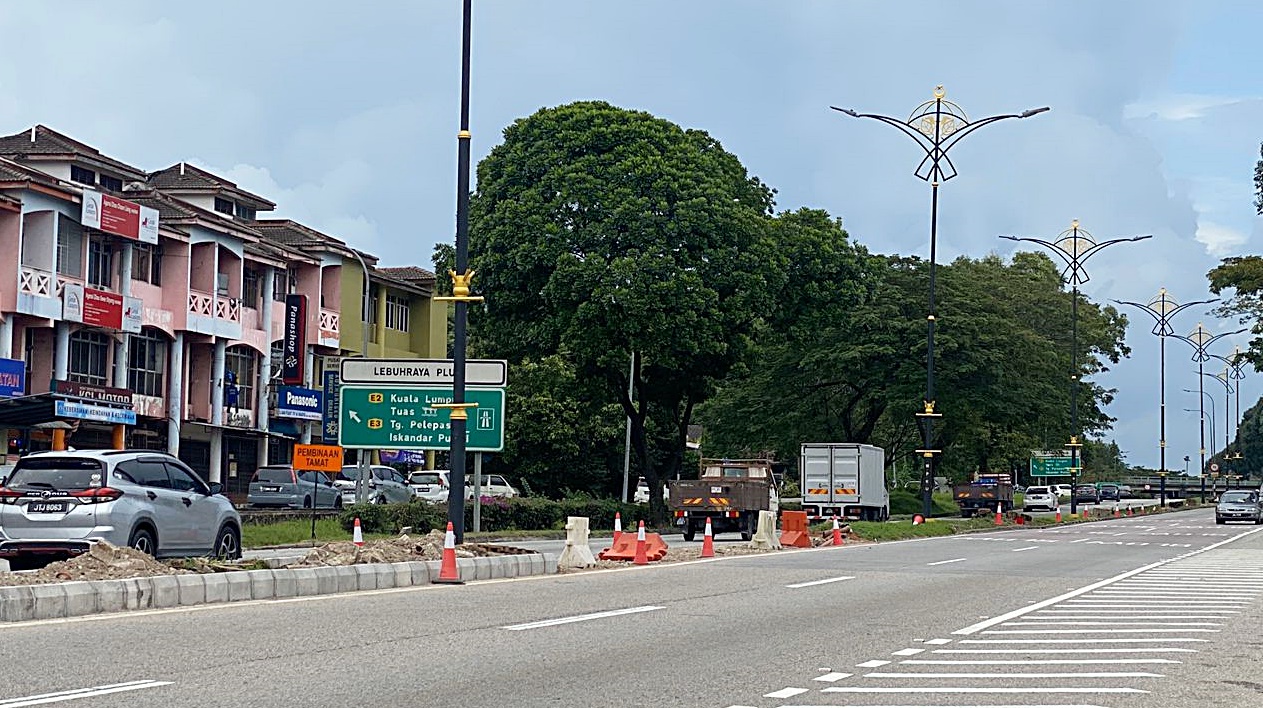 柔:新闻:士乃大马花园行人天桥10月17日第二阶段维修关闭一条车道