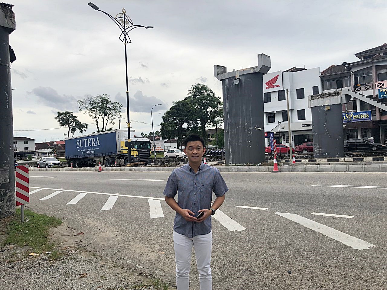 柔:新闻:士乃大马花园行人天桥10月17日第二阶段维修关闭一条车道