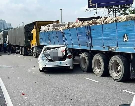 柔：新闻：新柔长堤2车2罗里车祸，1男子受伤