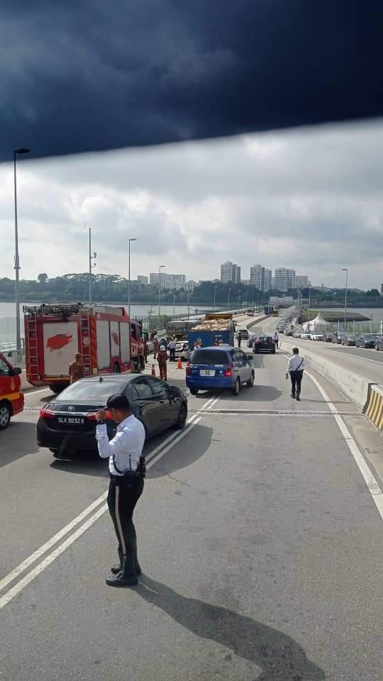 柔：新闻：新柔长堤2车2罗里车祸，1男子受伤