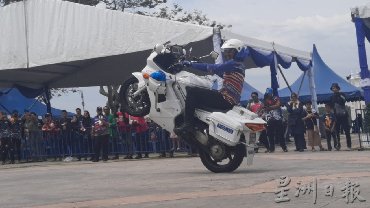 柔:新闻:警方+重型摩托车亲善之旅 麻黄金丹绒闹哄哄