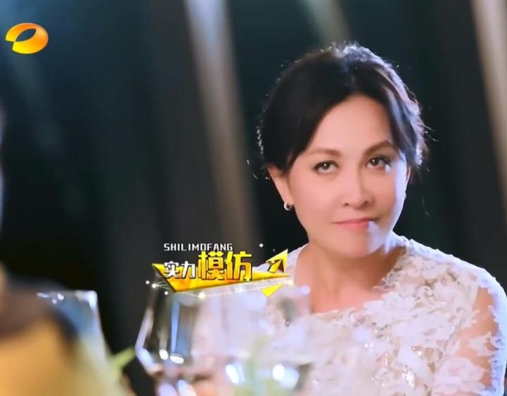 梁朝伟同框陈可辛比心生动有爱  刘嘉玲模仿老公社恐表情视频疯传