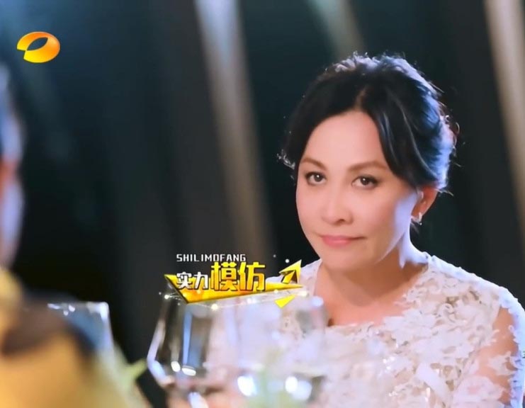 梁朝伟同框陈可辛比心生动有爱  刘嘉玲模仿老公社恐表情视频疯传