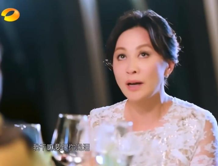 梁朝伟同框陈可辛比心生动有爱  刘嘉玲模仿老公社恐表情视频疯传