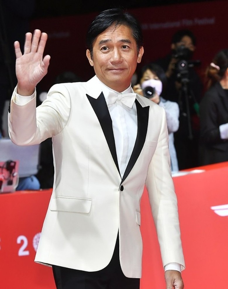 梁朝伟同框陈可辛比心生动有爱  刘嘉玲模仿老公社恐表情视频疯传