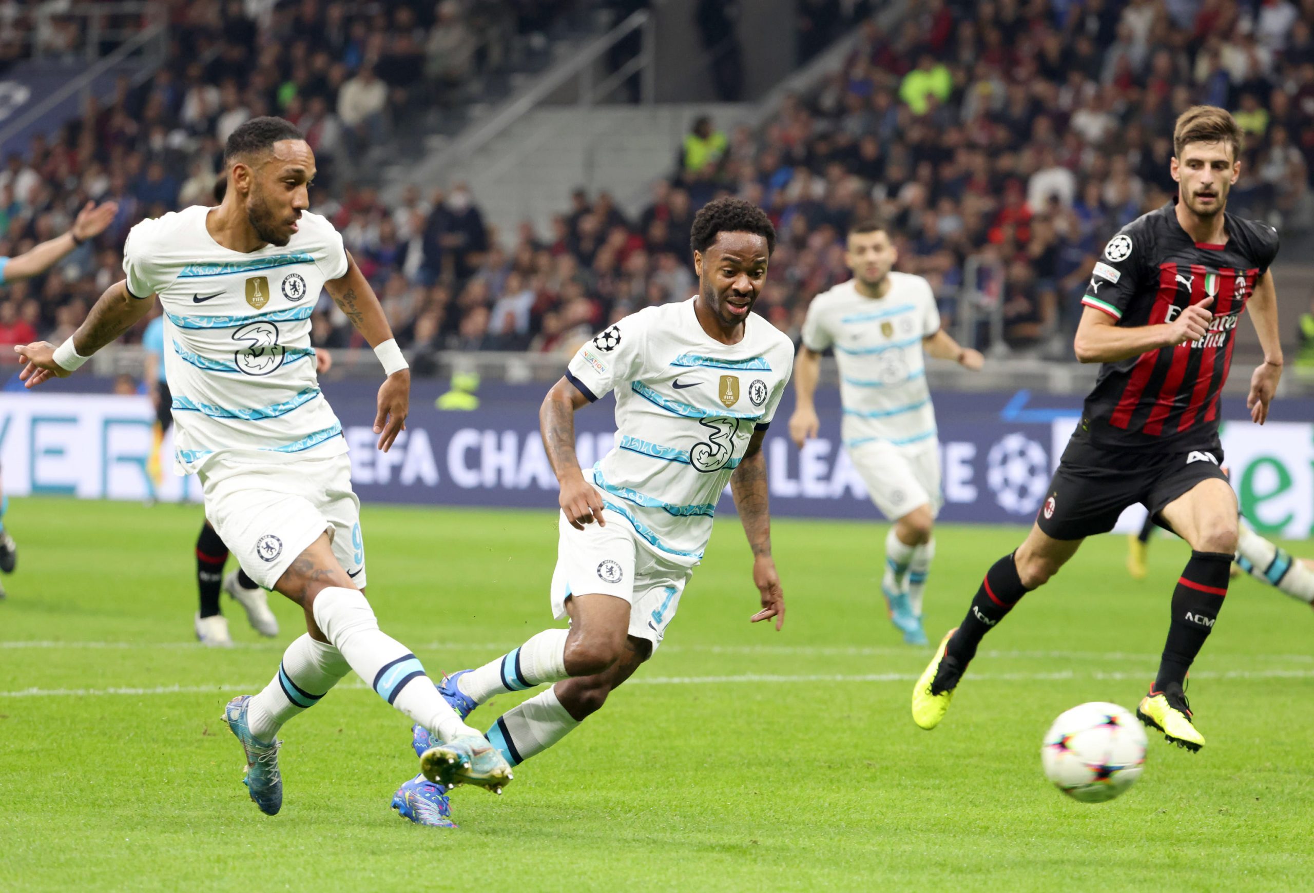 欧冠杯| 奥巴梅扬再弑旧主 蓝狮双杀红黑军