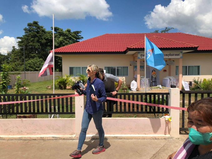 泰托儿所屠杀案 | 擅闯枪击现场拍摄引公愤!警方扣查CNN团队护照及问话