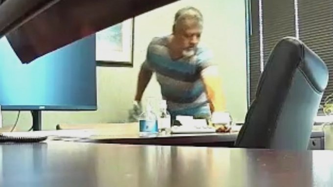 清洁工生殖器塞水瓶 女员工崩溃染性病