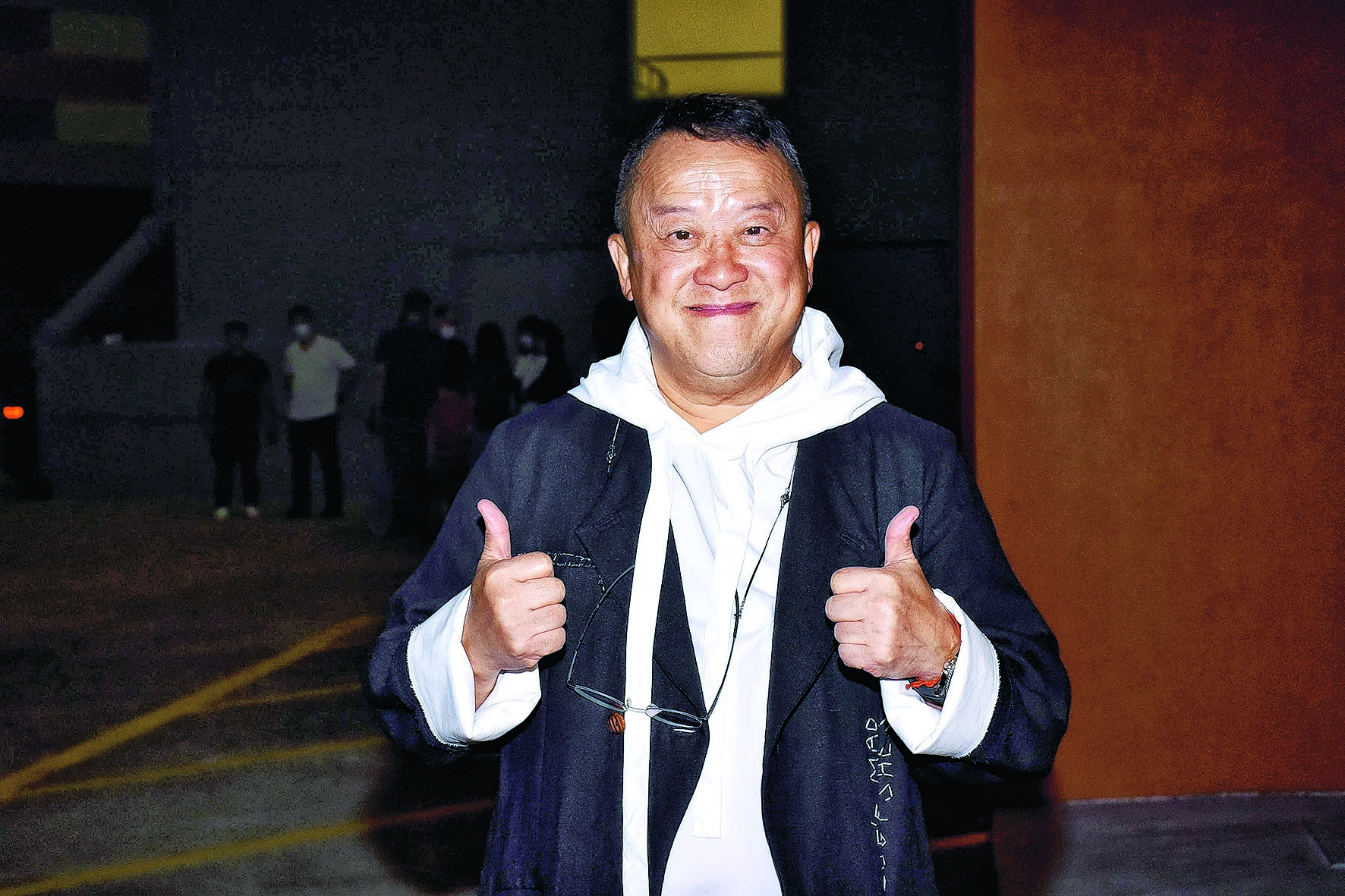 澄清没亲嘴大马女模 曾志伟切割：礼貌Birthday Kiss