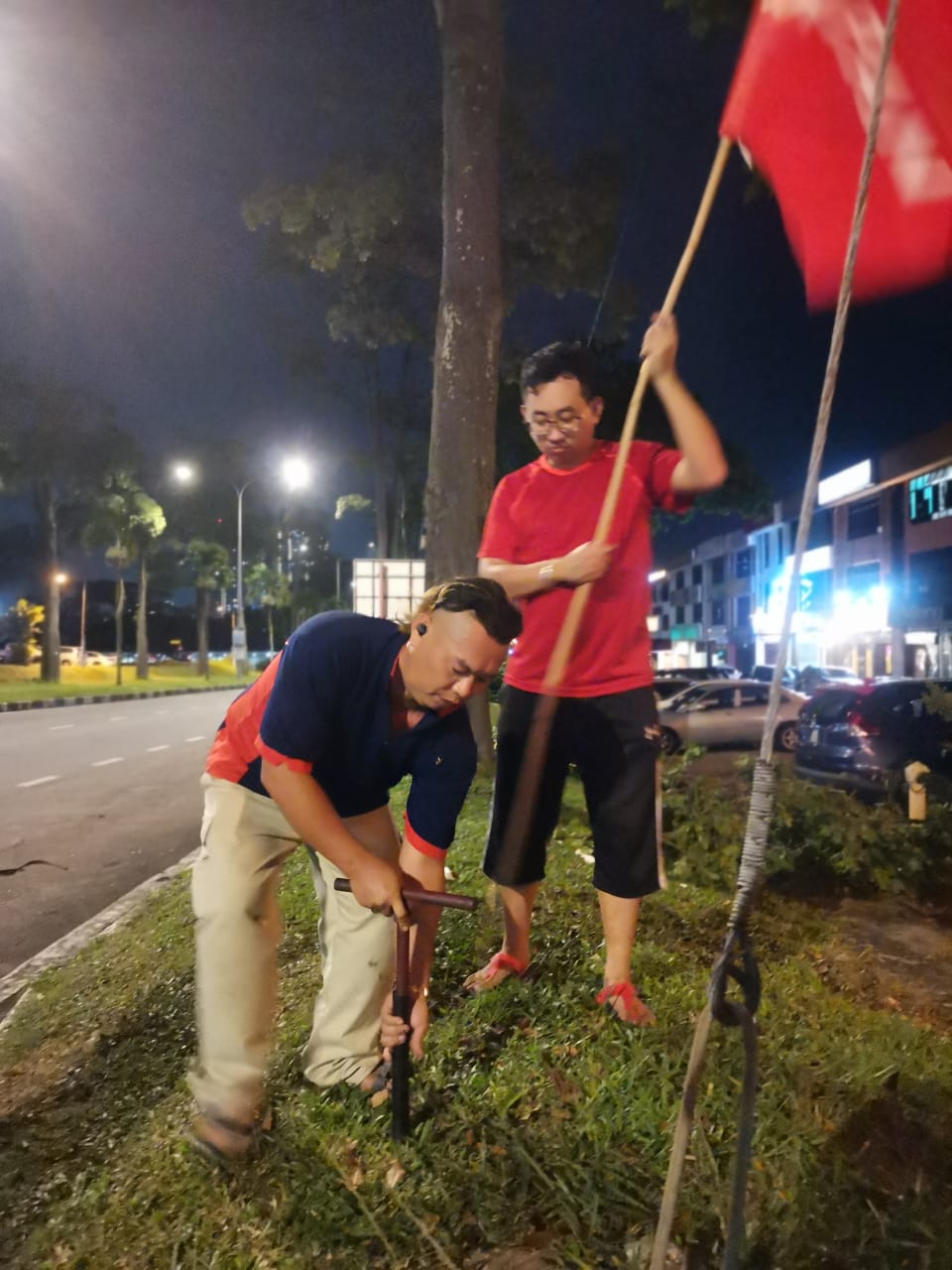 火箭筹款晚宴造势插旗  120支旗2小时后被全拆下！