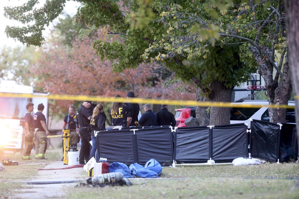 父母疑枪杀6子女 放火烧屋自杀