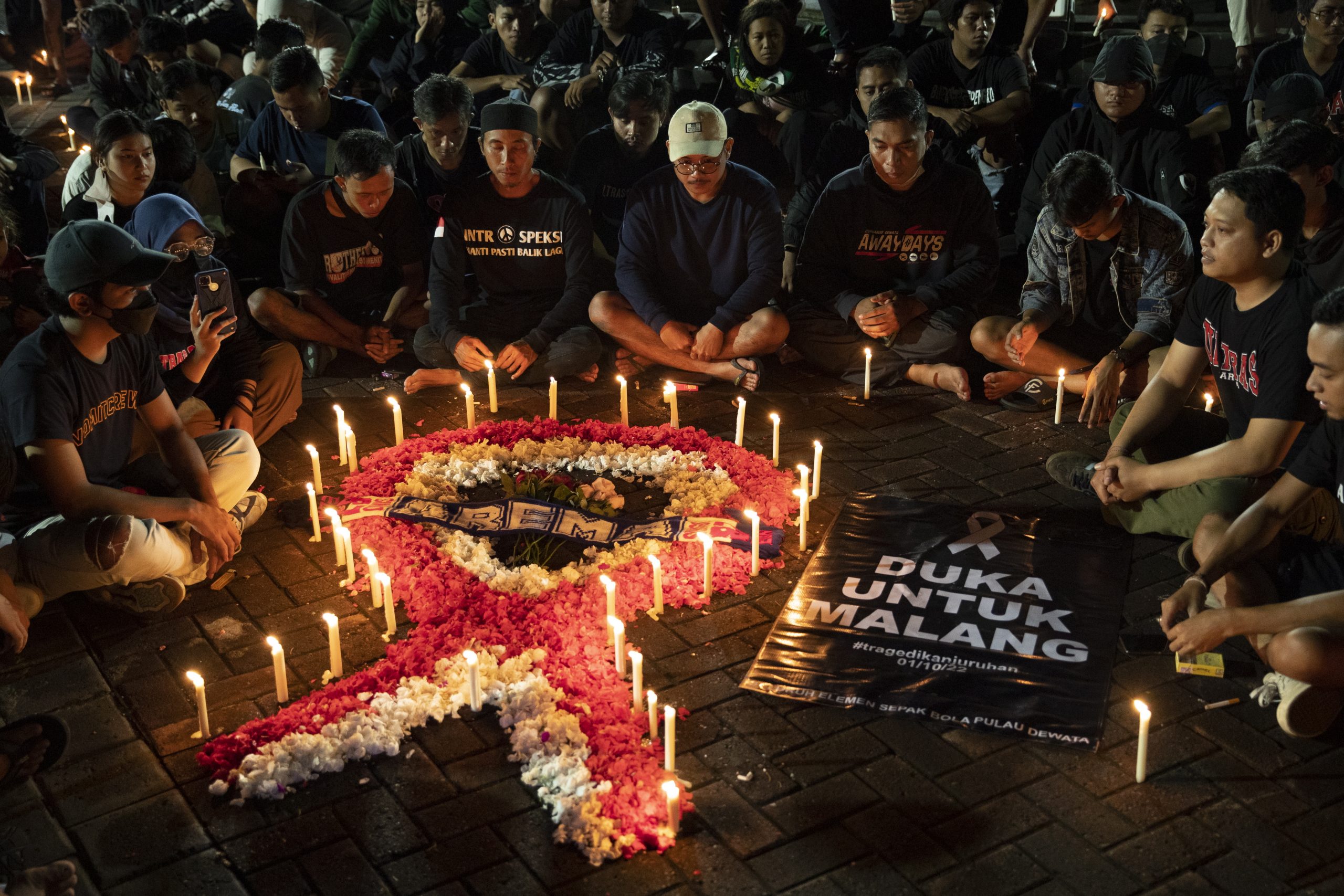 球迷在球队吉祥物雕像前撒花 各界纷哀悼印足赛罹难者