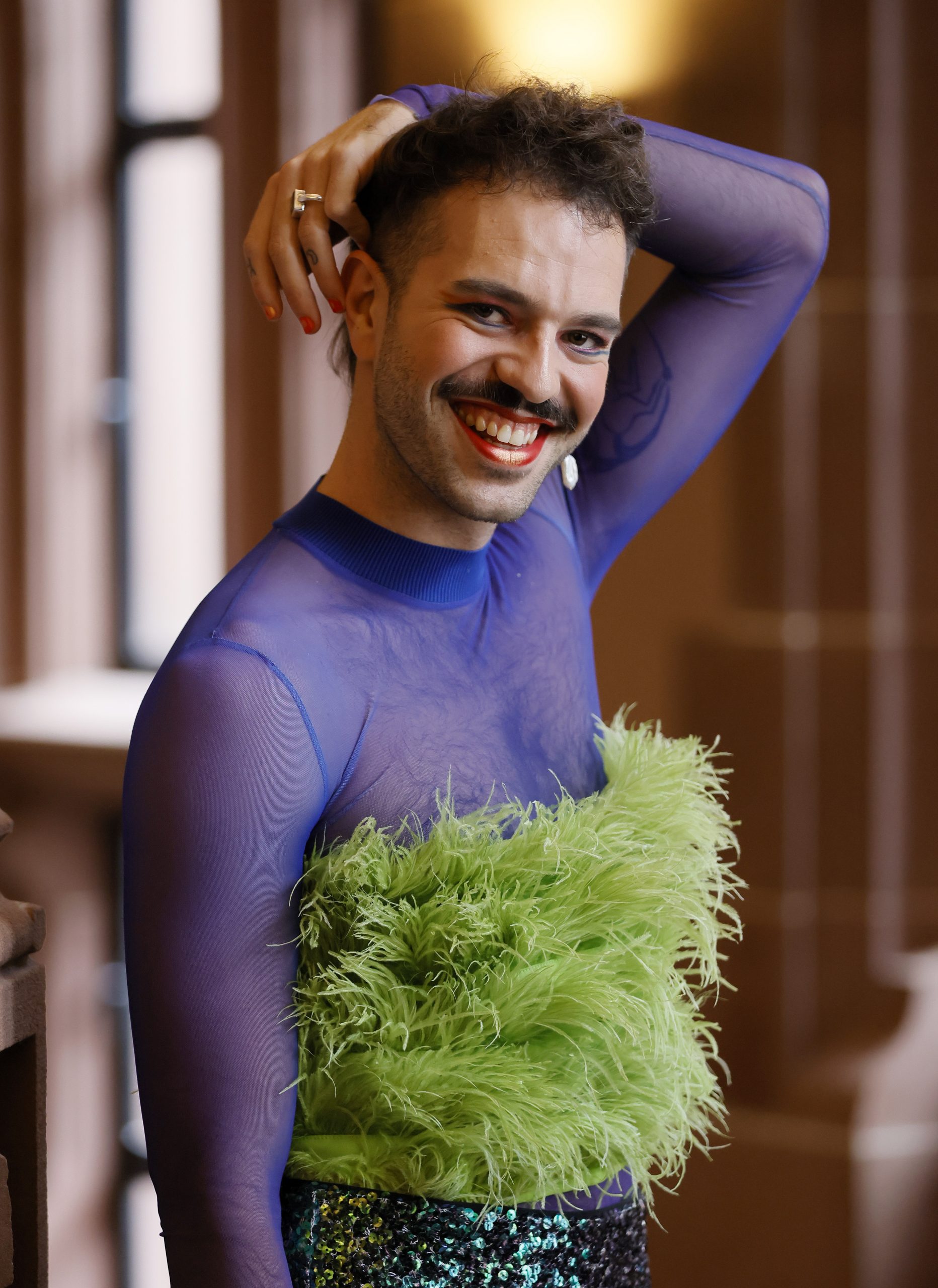 瑞士作家获颁德国图书奖 当众剃头声援伊朗女性