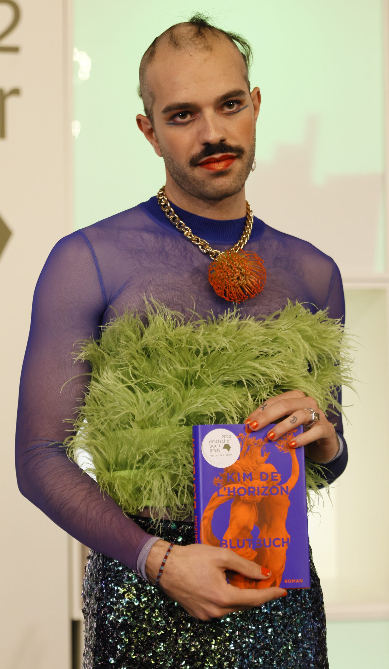 瑞士作家获颁德国图书奖 当众剃头声援伊朗女性