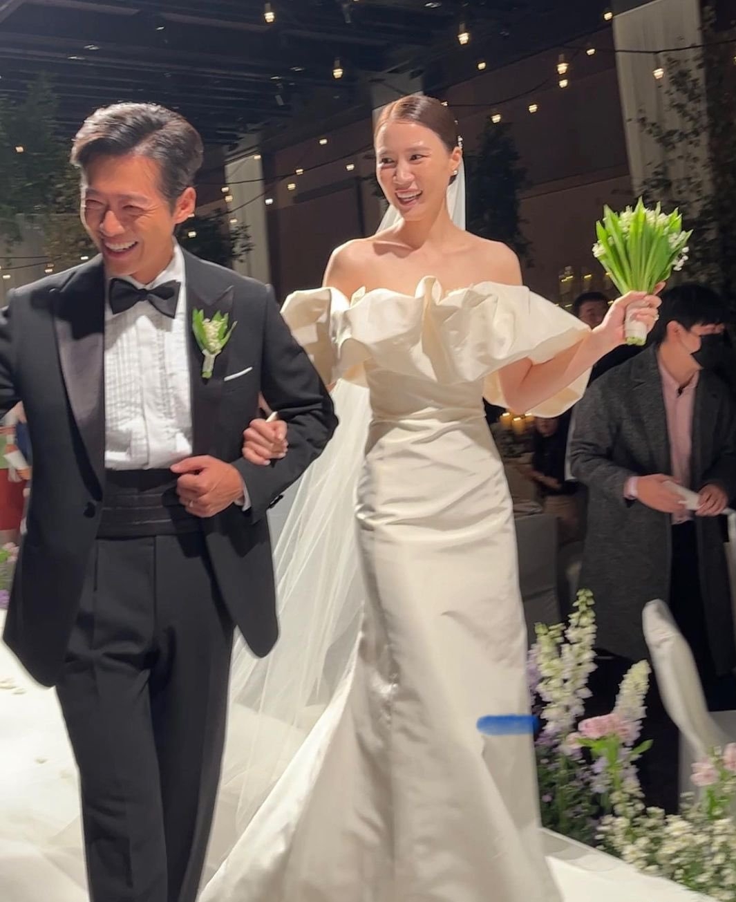 甜吻新娘画面曝光 南宫珉笑得合不拢嘴