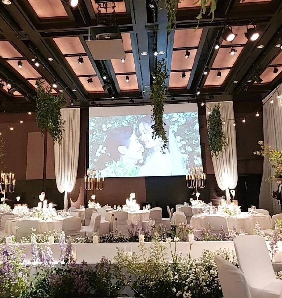 甜吻新娘画面曝光 南宫珉笑得合不拢嘴