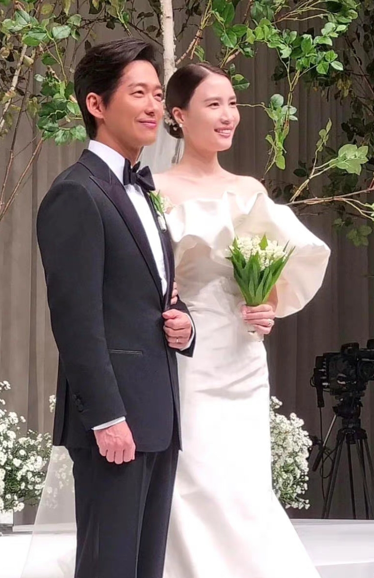 甜吻新娘画面曝光 南宫珉笑得合不拢嘴