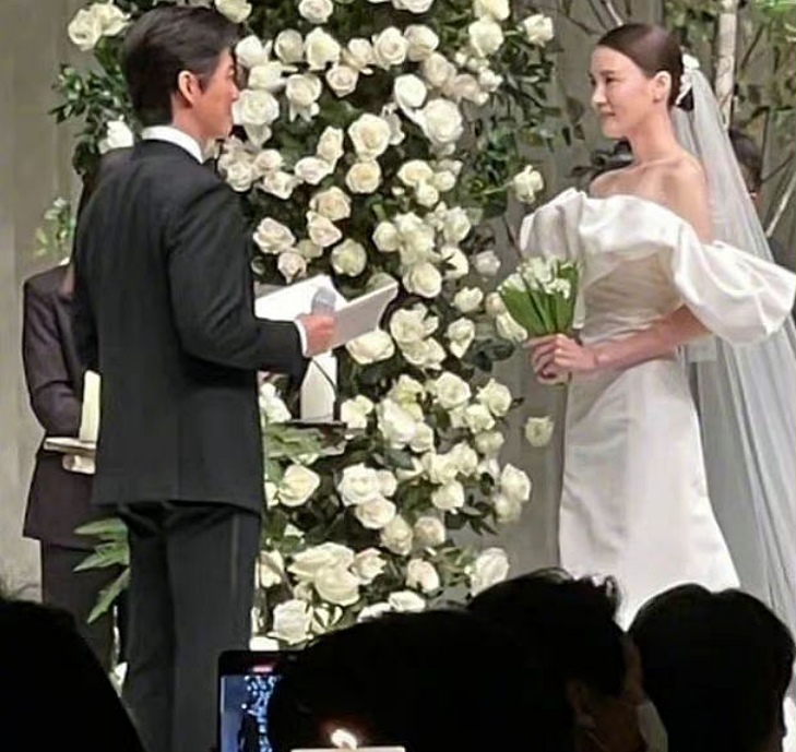 甜吻新娘画面曝光 南宫珉笑得合不拢嘴