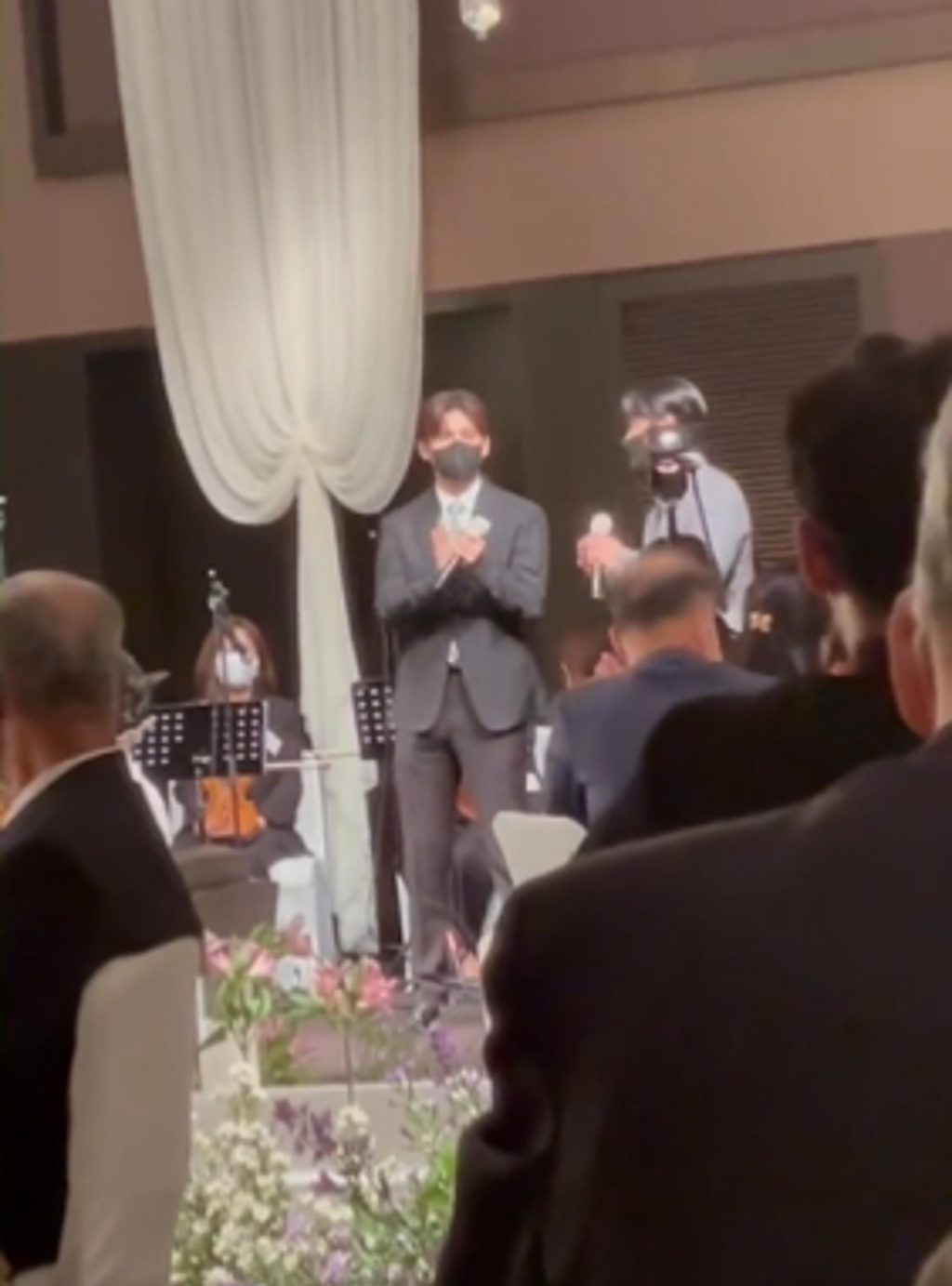 甜吻新娘画面曝光 南宫珉笑得合不拢嘴