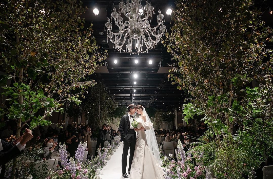 甜吻新娘画面曝光 南宫珉笑得合不拢嘴