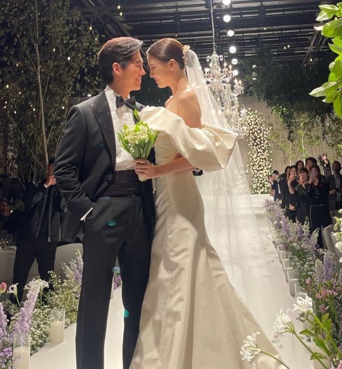 甜吻新娘画面曝光 南宫珉笑得合不拢嘴