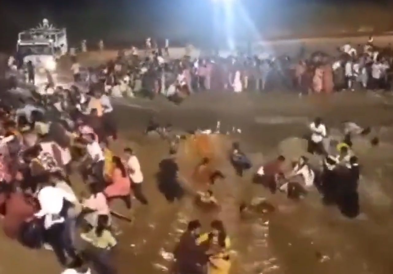 百人群聚河边浴女神像 山洪暴发集体逃命酿8死