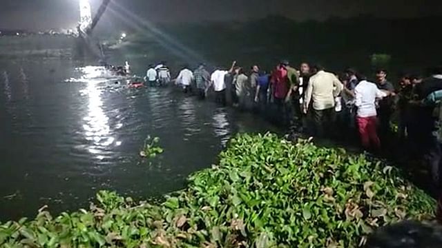 百年吊桥崩塌 至少35人罹难